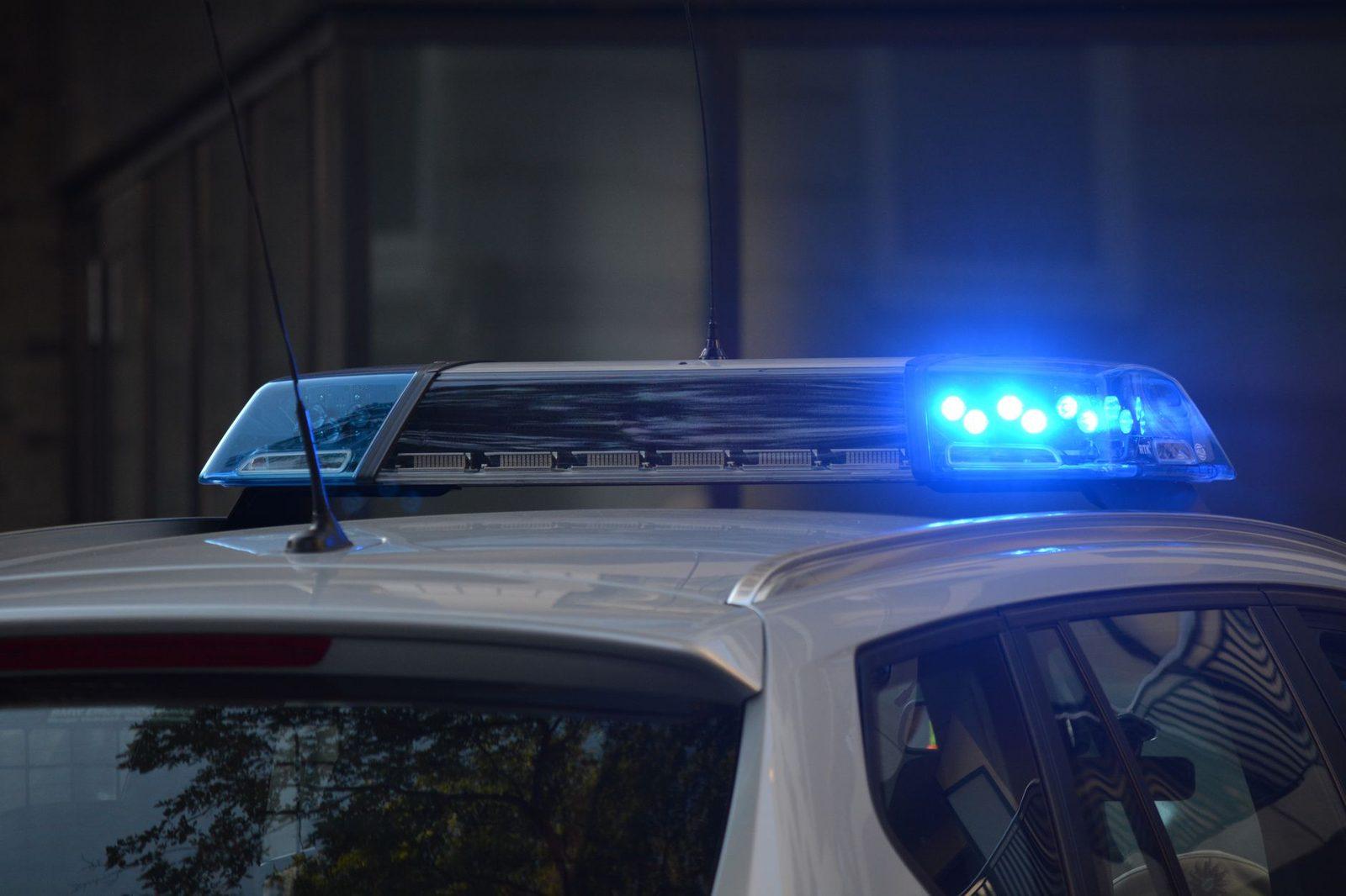 Ilustracija: Rotacijsko plavo svjetlo na krovu policijskog automobila